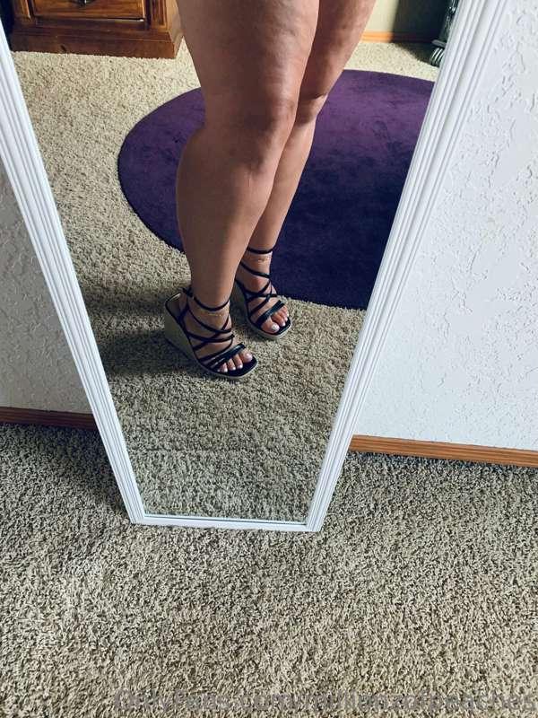 Got the sexiest chubby legs and pretty toes too. Don't forge..