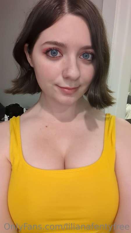 Cleavage 💛 my boobs look massive lol