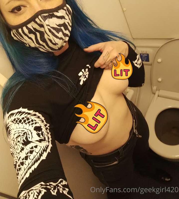 ✈️ I ALMOST got caught in the  airplane bathroom! ✈️ 
🤤 You ..