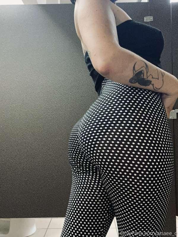 A good back massage always leads to a butt massage 🍑🤤