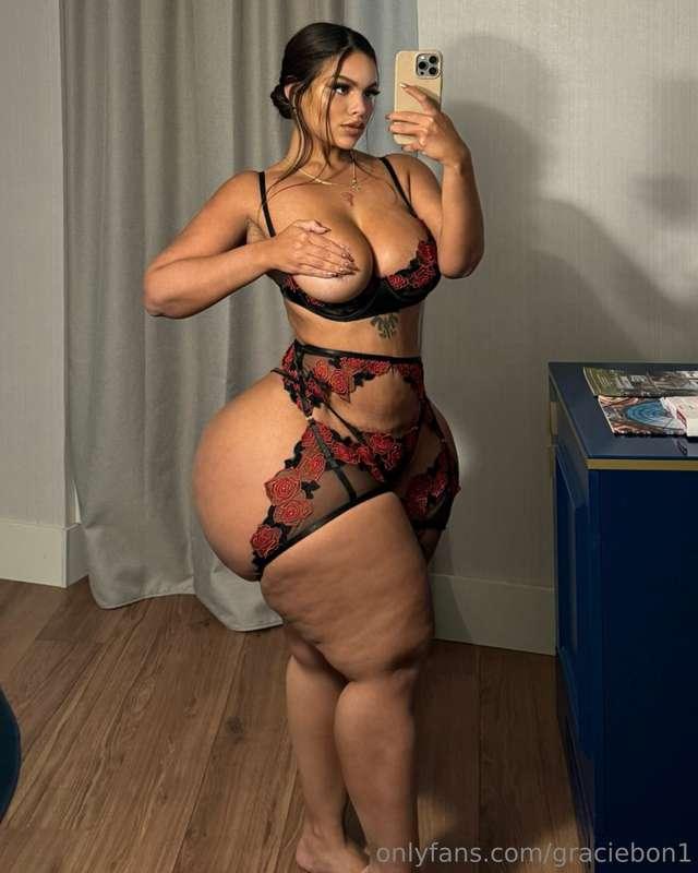 mirror, mirror… who’s the prettiest bloom of all? 😈🌹 @gracie..