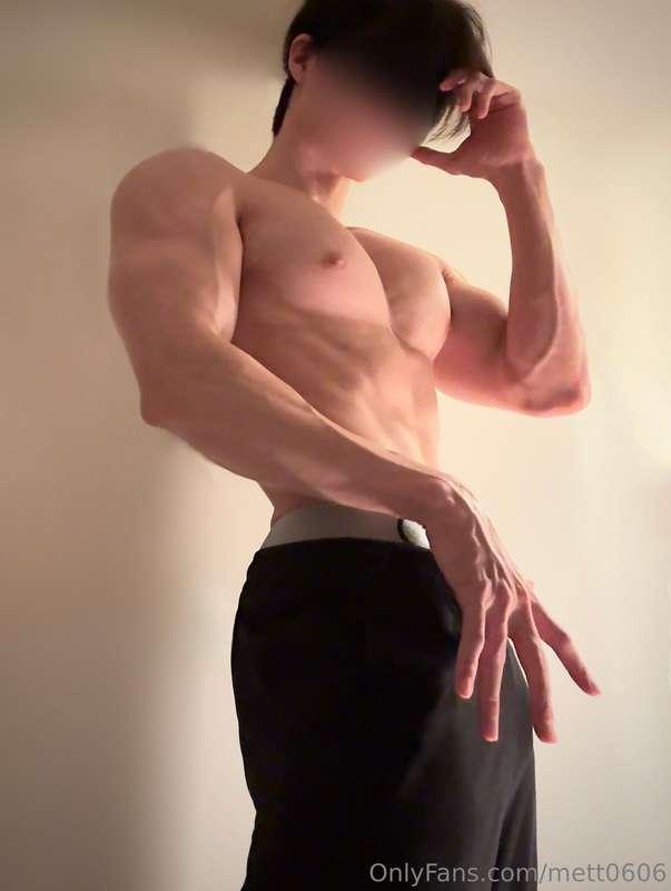 Long fingers and muscles.