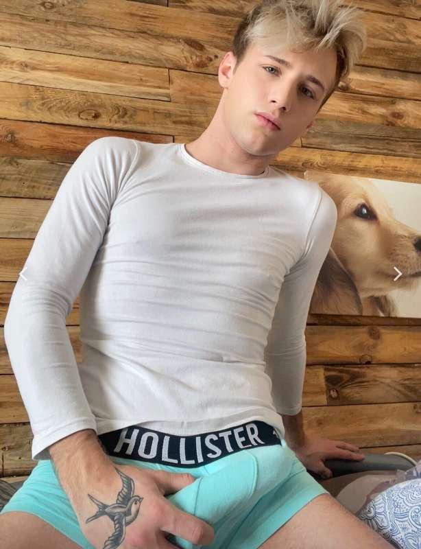 Y0UNG Blonde Wyatt just started OF and I’m giving you free t..