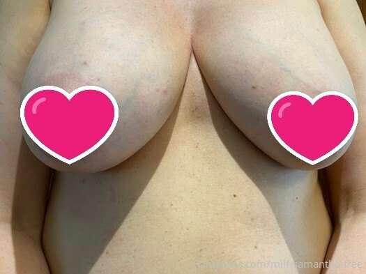 I love having my milf boobs played with 😋 licked, sucked, bi..
