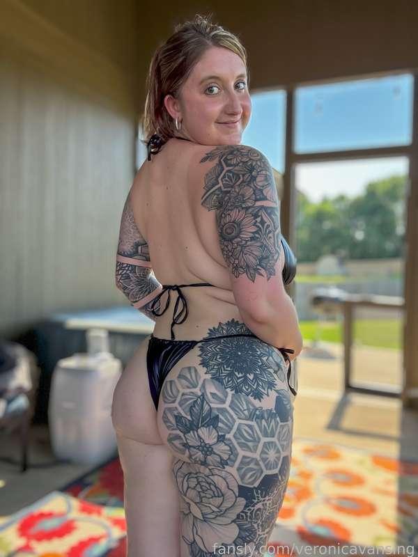 Join me in the hot tub?

#milf #curvy #bbw #thic #thicc #bigass #bigtits #neighbor #mommy #mommymilkers #girlnextdoor #tattoo #tattoos #alt #fyp #bikini