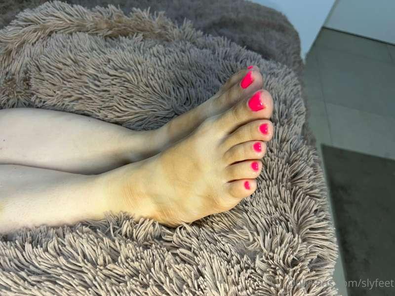 These feet ignored jerking and sperm on them