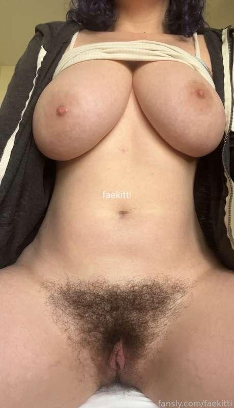 Hairy pussy on the edge of the bed. Ready for anyyyything you want to do 😜💕

#hairypussy #bush #hairywomen #hairygirls #fullbush #bigboobs #curvy #solo 