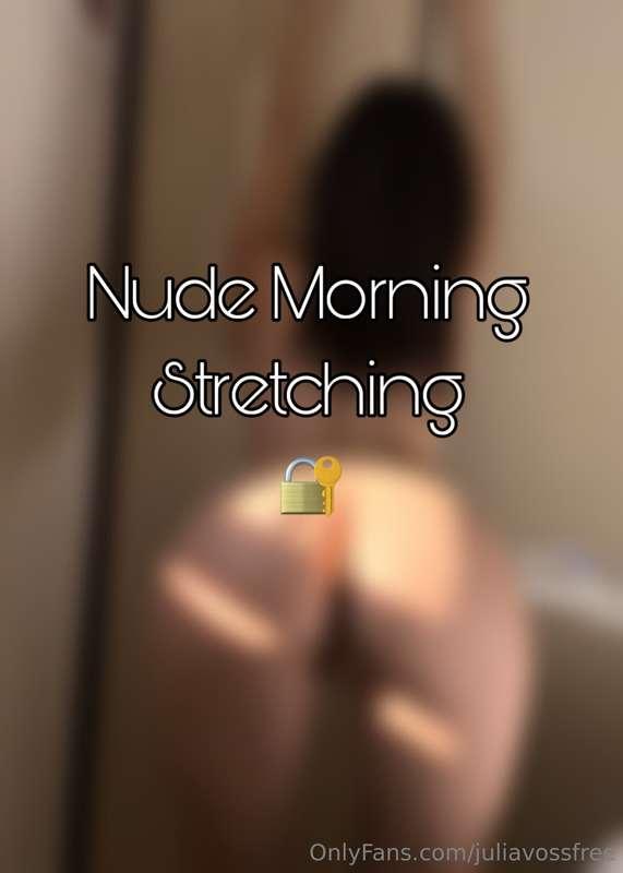 STRETCHING NUDA, APPENA SVEGLIAcompletamente nuda, schiaccia..