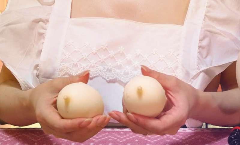 [Expired] [ASMR] Housewife in Apron, Eating Oppai(Boobs) Ice Cream <3
