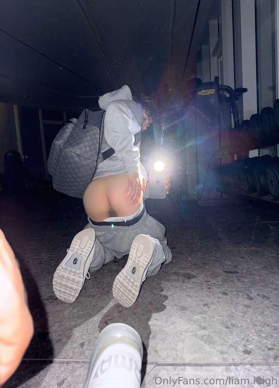 I quickly snapped these during the blackout at the gym.The p..