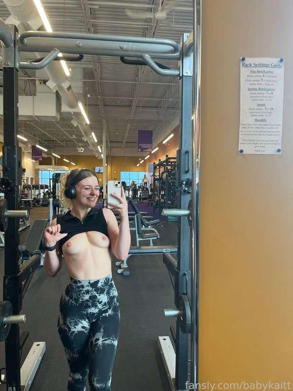 Teasing the gym boys with my boobs 🙈