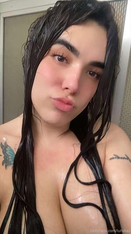 😉daddy I'm here to please you🤤 my hair is wet because I came..