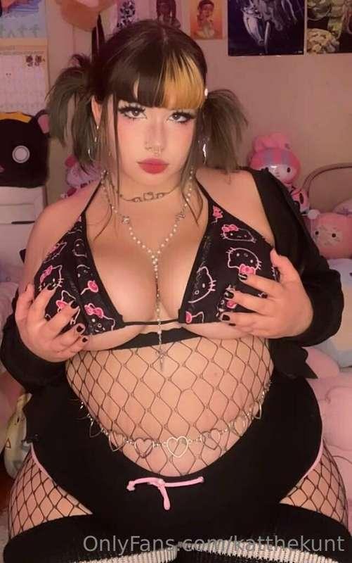 You’re gonna be watching this with one hand. Don’t lie 😏🖐️