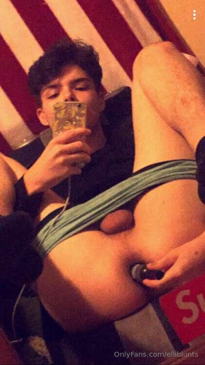 Can’t find my dildo so I used a bottle instead lol