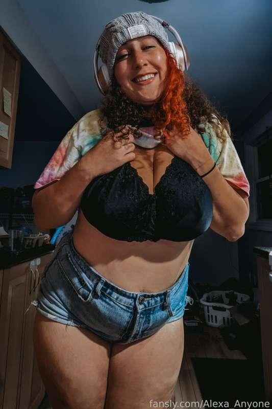 A mom's job is never over! It's the kitchen's turn to get a refresh... I was thinking... if you ever want to -ya know- come in the kitchen and freeuse me while I clean, it would make everything so much better 🥰😘

#milf #reallife #youngmom #chubby #belly #bignipples #curvy #mommy #hippie #curlyhair #tiedye #denim #shortshorts #smiling