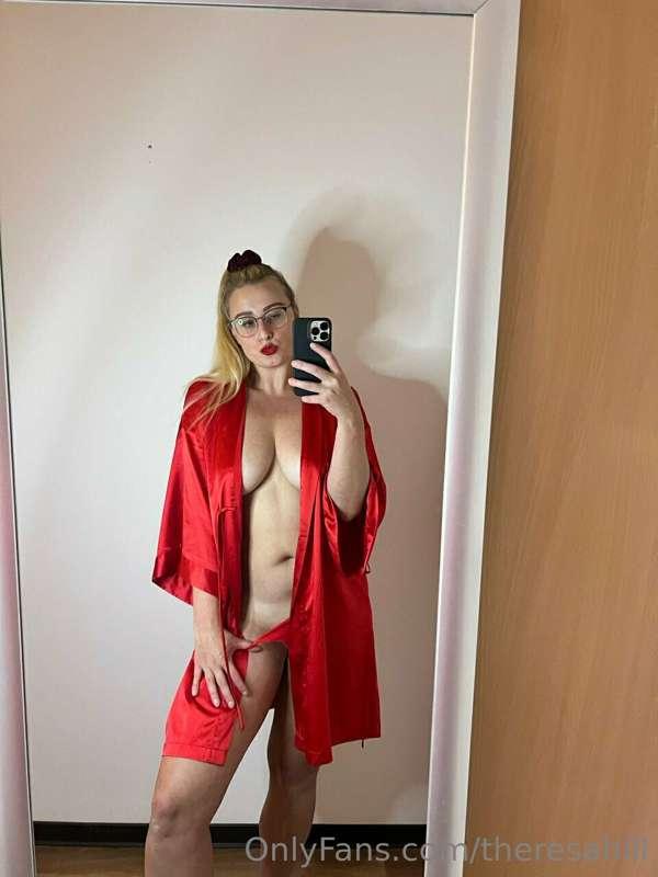 Wearing nothing but my red robe makes my body feel so vital ..