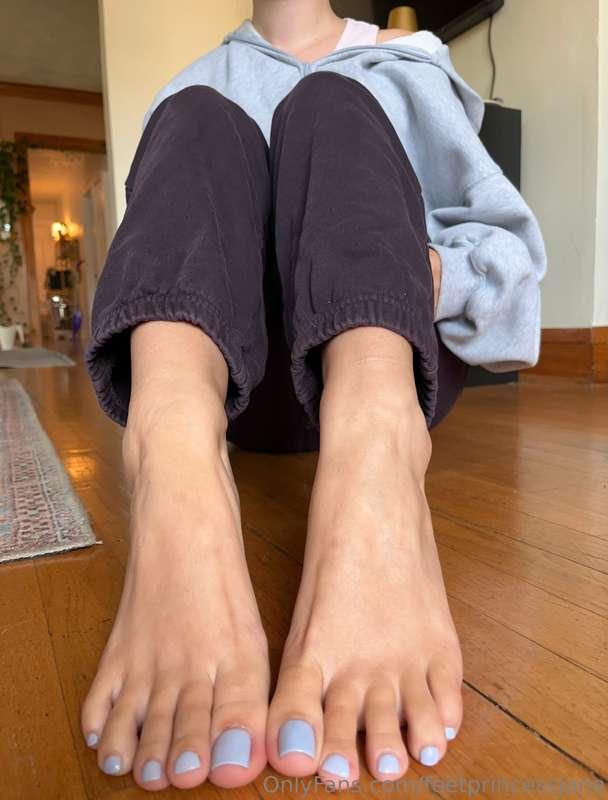 Raise your hand if you love the tops of my feet!👋