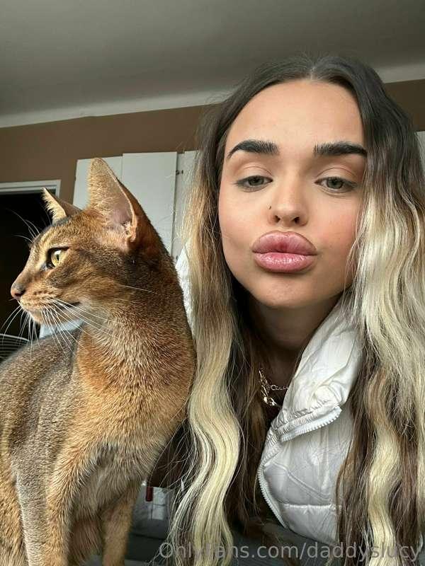 ## Any cats lover here? I always have mine following me arou..