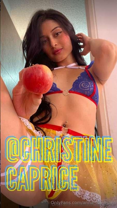 Go DM this sexy goddess, she'll put a spell on you! ✨😈❤ @chr..