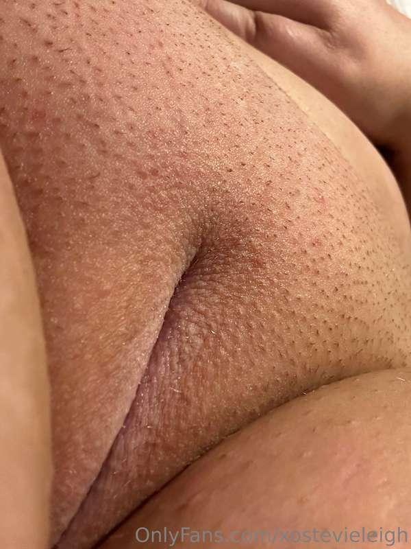Spread my lips and lick me 😏