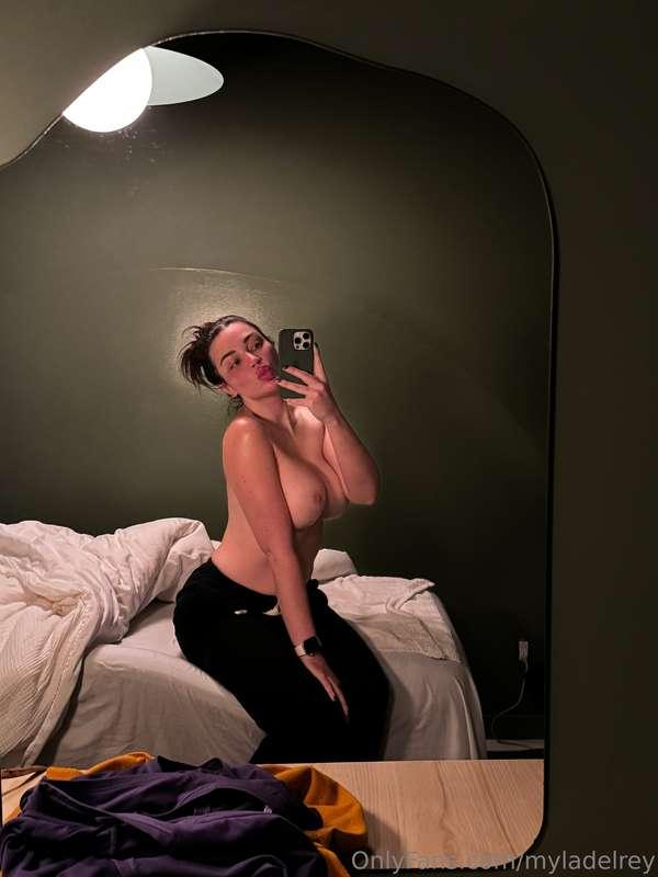 Teasing you with mirror selfies 😉