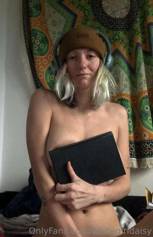 ✨Feeling a little under the weather.
So no new shoots yet, b..