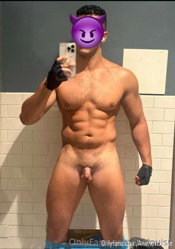 I’m talking to this muscle bottom with a tiny dick visiting ..