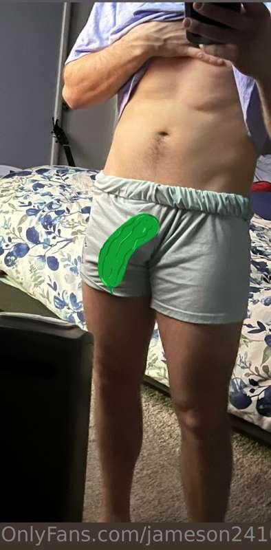Got some new shorts, so had to show off a little bulge for y..