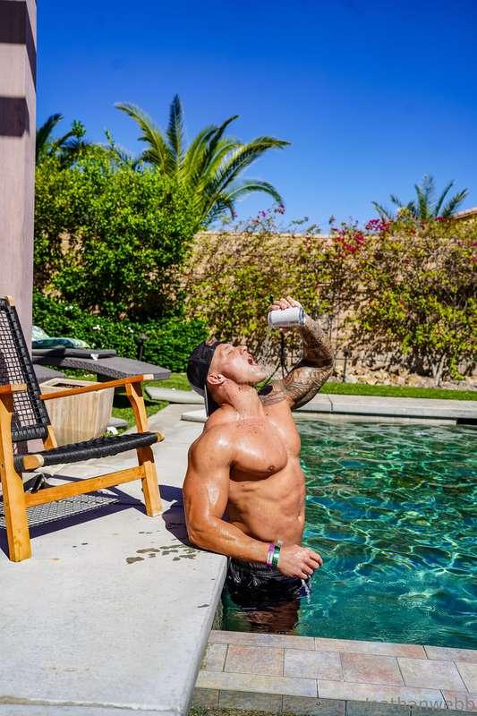 Cooling off in this desert heat 🥵