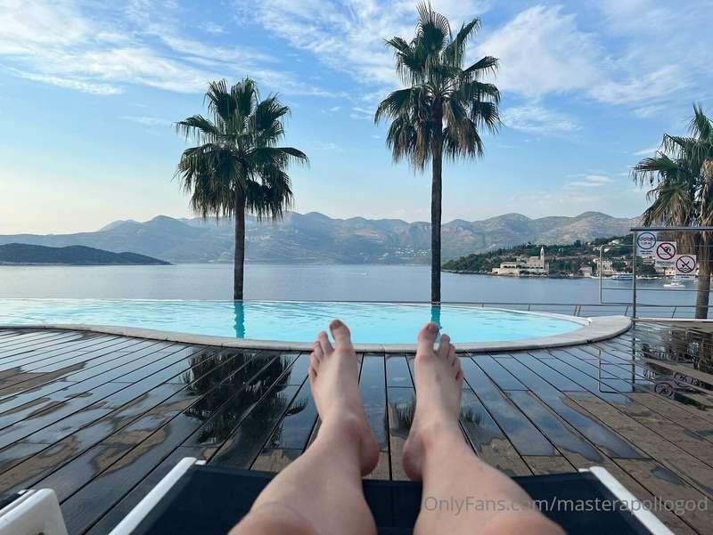Beach feet 🏖  Who wishes they were here rubbing sun cream in..