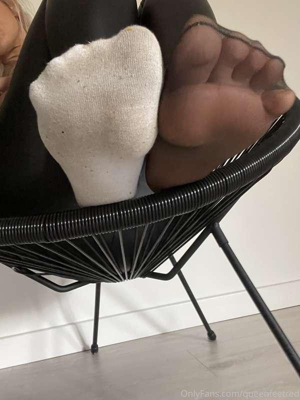 My feet looks more pretty in socks or nylons?