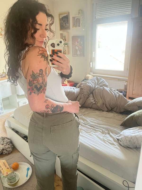 Si tu vois mes fesses dans ce pantalon, tu arrives à faire a..