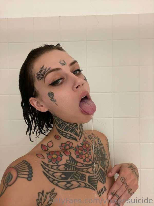 I got a new face tattoo today 💦💦