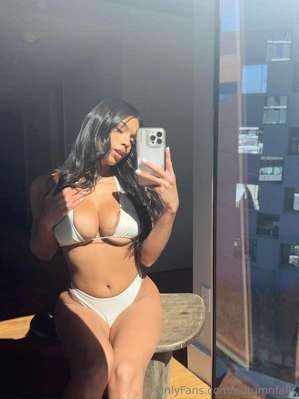 tempting in white🤍