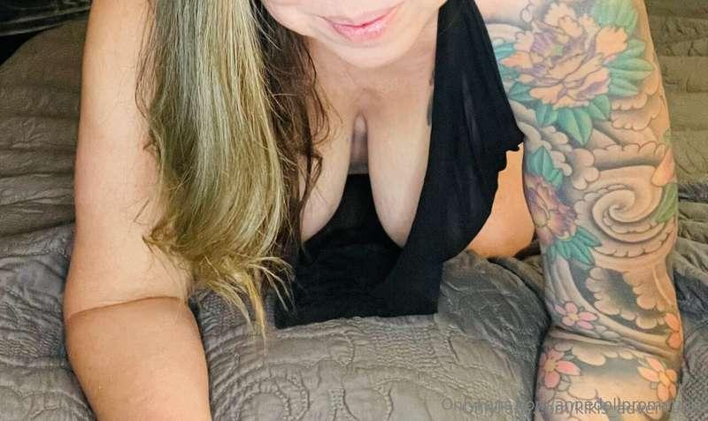 **@kikis_adventures**  FREE PAGE💕💕 Horny MILF/GILF. 😈 All na..