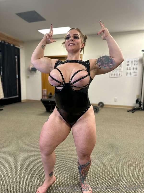 What do you jerk off to more, my muscles or my tits? 🌶️
