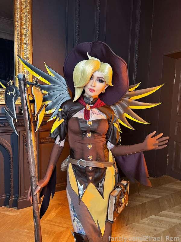 The best Halloween cosplay I’ve ever had💗 Mercy set will be released soon🔮
