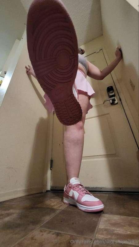Busting in 3 different shoes 💕 -Pink dunks 😍-Spiked Heels 😱-..
