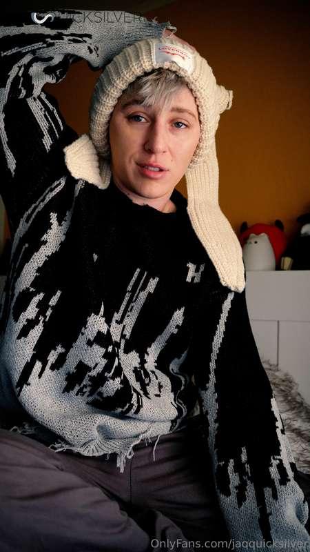 SFW stills from Friday's video. I traded in a camera lens fo..