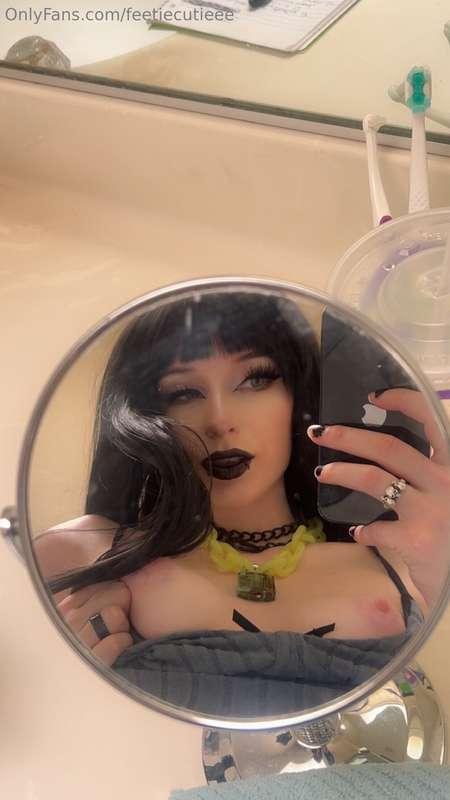 Your pretty bitch is calling 📞 pick up? 