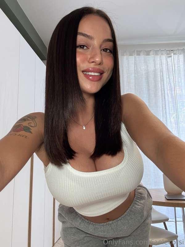 Indovina chi ha voglia di due chiacchiere stasera?🤭🍐🍐