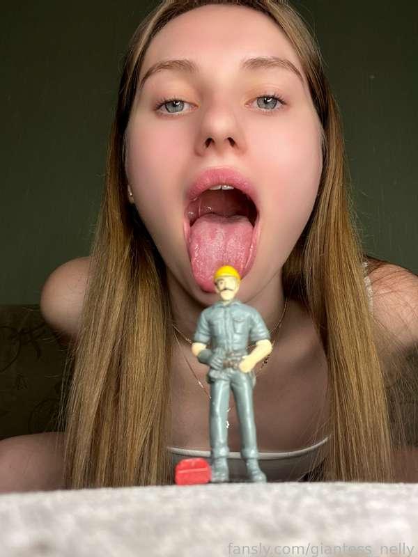 I caught a tiny man running around my table.😏  It was so sexy that I decided to use it as a lollipop.🍭  After I got tired of sucking his tiny body, I swallowed it💦
UNLOCK THIS POST TO WATCH THE VIDEO FOR 7 MINUTES🫦