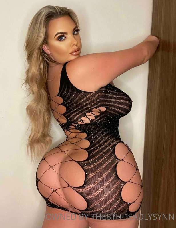 Check out my girl 😈she has a big round fat ass, huge titties..