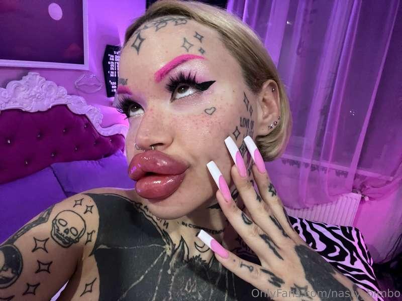 Surprise! Ive got fresh lip fillers today😍 How do you like i..