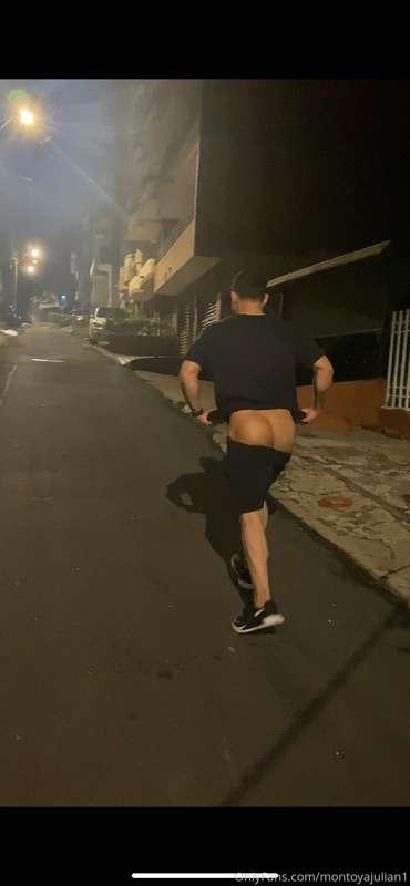 Me retaron a subir una foto así🙆🏻‍♂️ De mis ricas nalgas! 😛