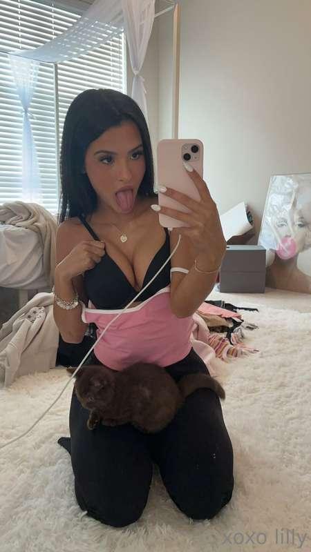 Titties and kitties 🍒😏 Dm me for more of both ;)