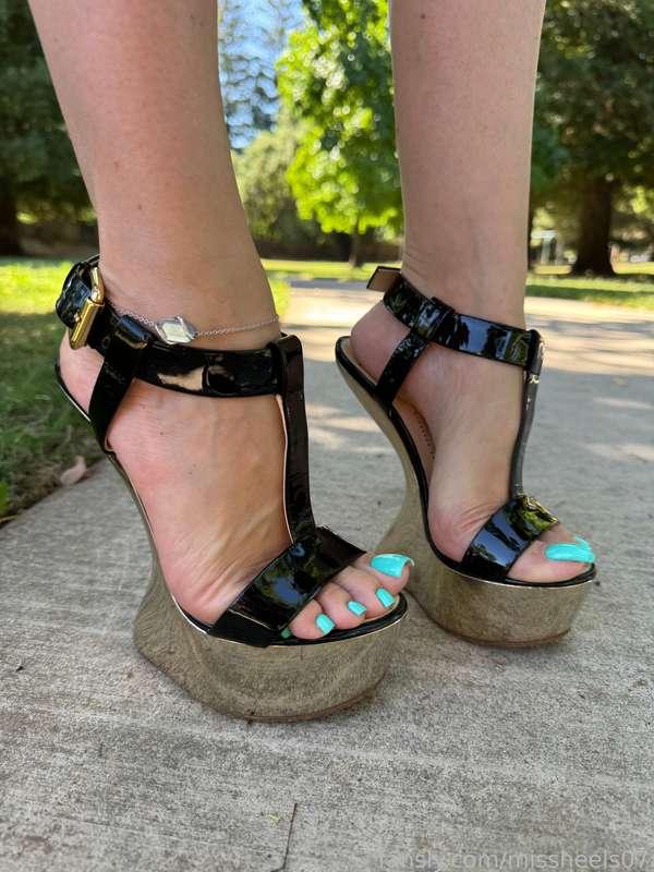 Amazing Zanotti wedges 😍
#Feet #foot #worshipping #heels #footfetish #footjob #shoejob #stockings #nylon #soles #toes #sandals #footlicking #wedges #pedi #manicure #longnails #nails #legs #highheels #mules #pedicure #shoes #feetfetish #legs #cumshot #cum #cumonfeet 