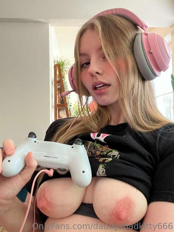 she’s just a gamer gworlllllll she said cya l8trrr gurllll ᕦ..