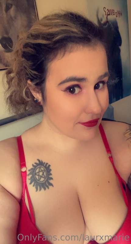 Happy Valentine’s Day 🖤😈 having a little fun before work 🙈😉