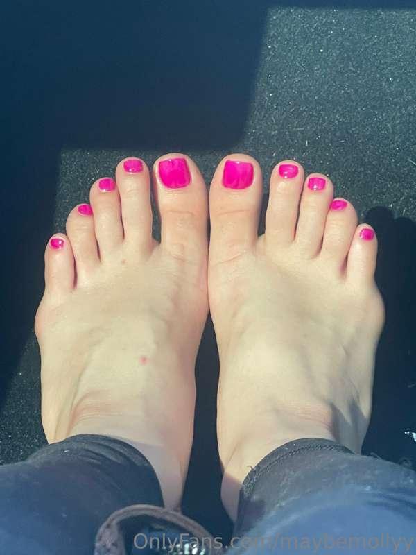 Please enjoy my pink piggies💕 would you suck them?